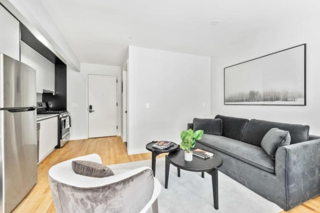 Luxe Studio With Charming Juliet Balcony Appartement New York