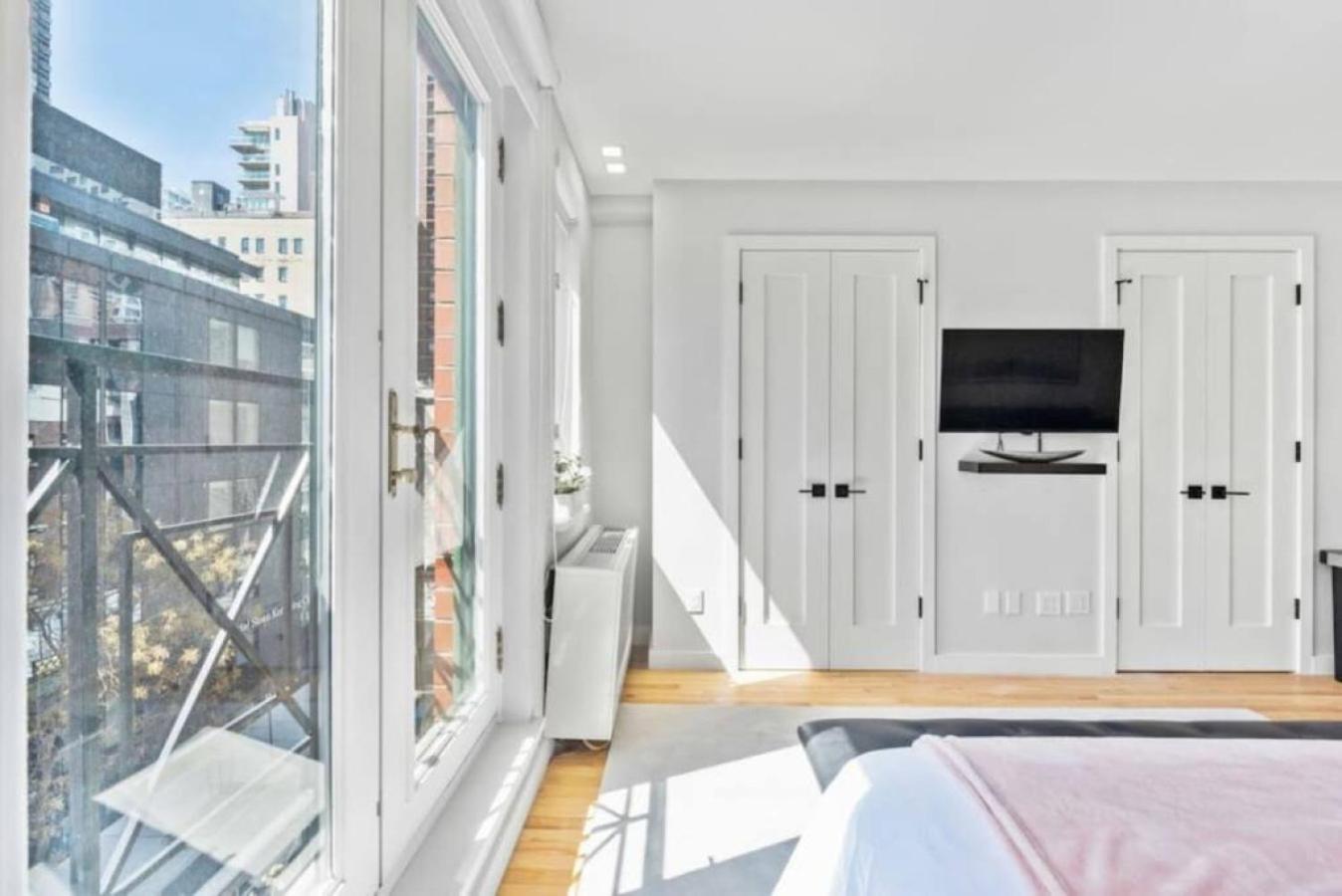 Appartement Luxe Studio With Charming Juliet Balcony *