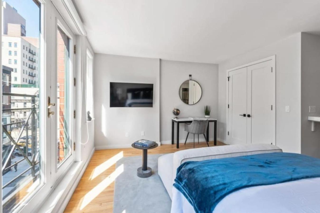 Luxe Studio With Charming Juliet Balcony Appartement