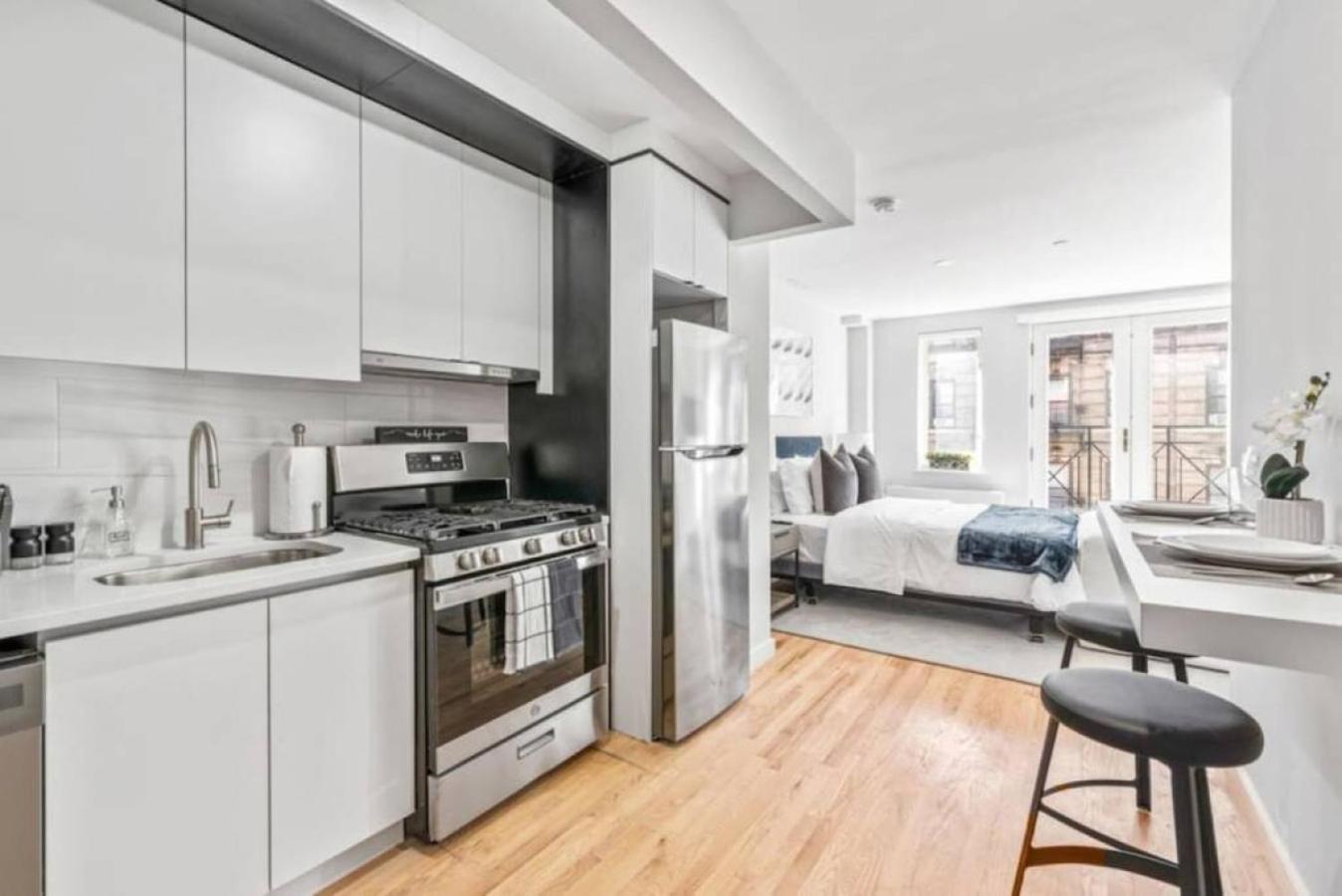 Luxe Studio With Charming Juliet Balcony Appartement New York